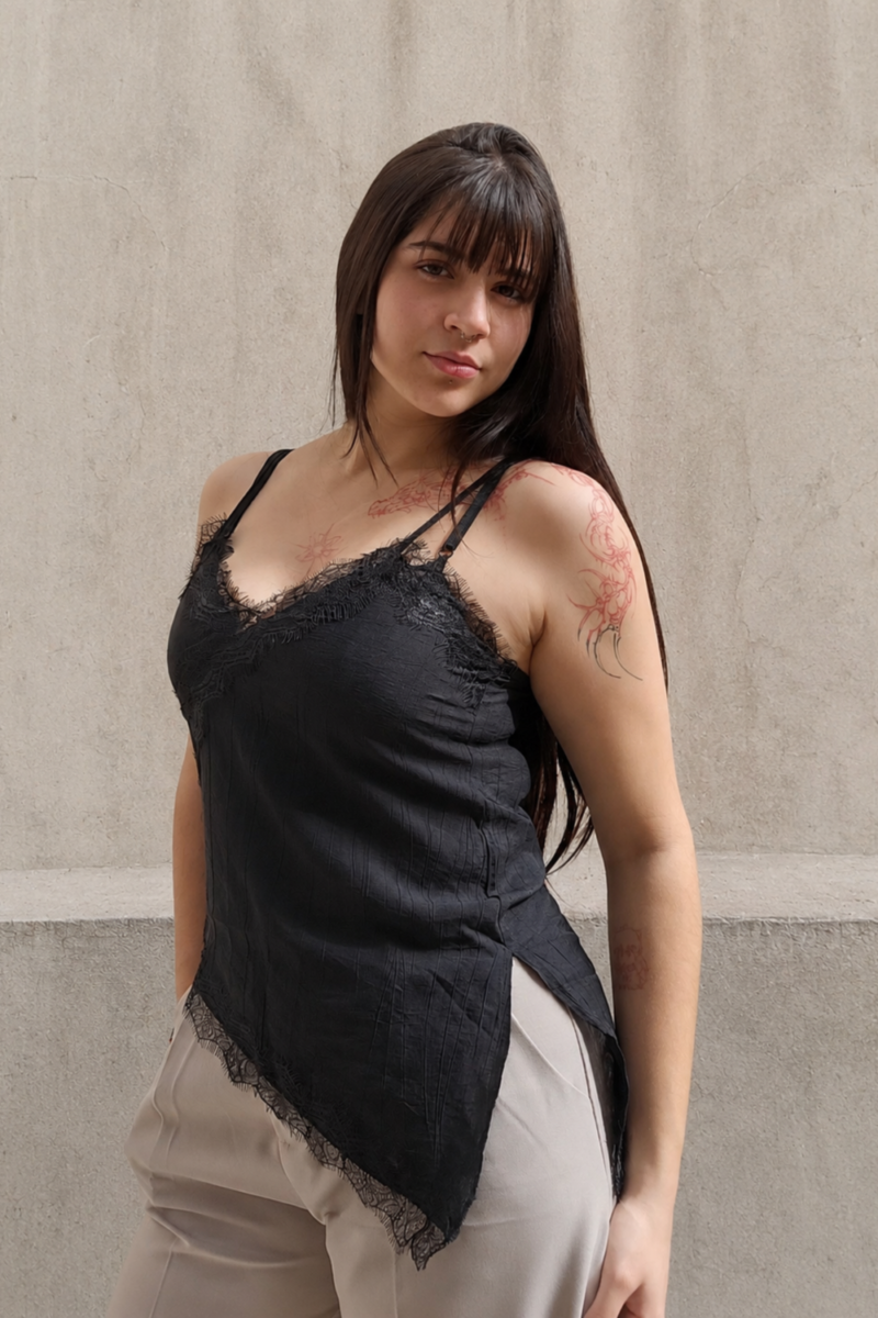 MUSCULOSA CON PUNTILLA CRUZADO ASIMÉTRICA